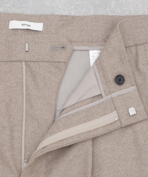 ATON(エイトン)の「ATON(エイトン) MERINO COLLEGE FLANNEL WIDE PANTS PRAGCW0900(スラックス・メンズ・ベージュ/ブラック・6/4)」の5枚目の写真