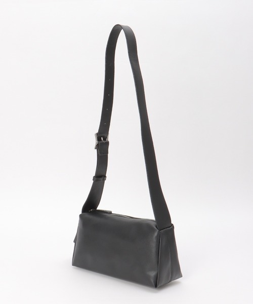 ikka（イッカ）の「合皮横長肩掛けショルダーバッグ（ショルダーバッグ・レディース・シルバーグレー/ブラック/ベージュ・FREE）」の7枚目の写真