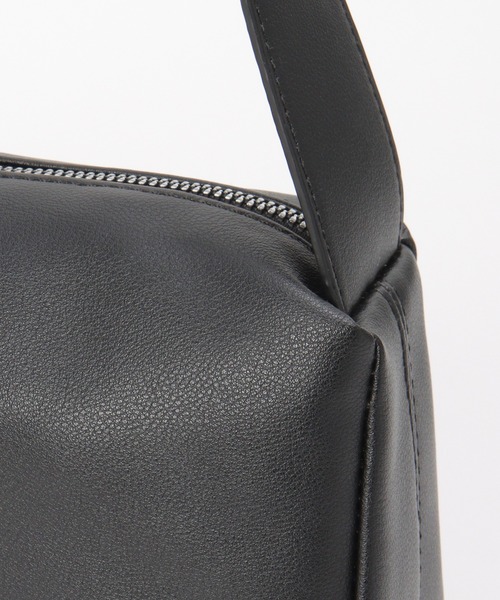 ikka（イッカ）の「合皮横長肩掛けショルダーバッグ（ショルダーバッグ・レディース・シルバーグレー/ブラック/ベージュ・FREE）」の9枚目の写真