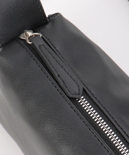 ikka（イッカ）の「合皮横長肩掛けショルダーバッグ（ショルダーバッグ・レディース・シルバーグレー/ブラック/ベージュ・FREE）」の10枚目の写真