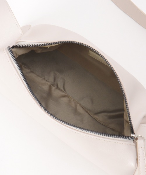 ikka（イッカ）の「合皮横長肩掛けショルダーバッグ（ショルダーバッグ・レディース・シルバーグレー/ブラック/ベージュ・FREE）」の15枚目の写真