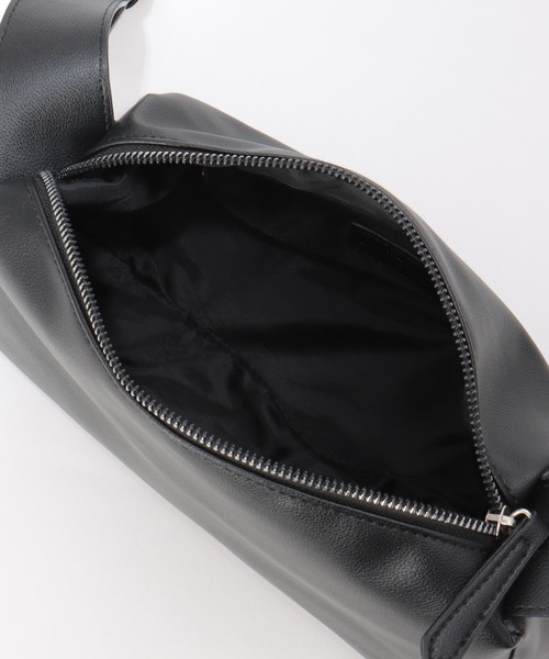 ikka（イッカ）の「合皮横長肩掛けショルダーバッグ（ショルダーバッグ・レディース・シルバーグレー/ブラック/ベージュ・FREE）」の14枚目の写真