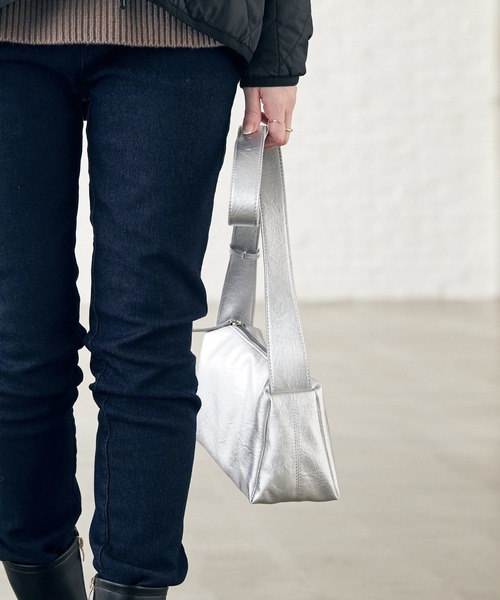 ikka（イッカ）の「合皮横長肩掛けショルダーバッグ（ショルダーバッグ・レディース・シルバーグレー/ブラック/ベージュ・FREE）」の20枚目の写真