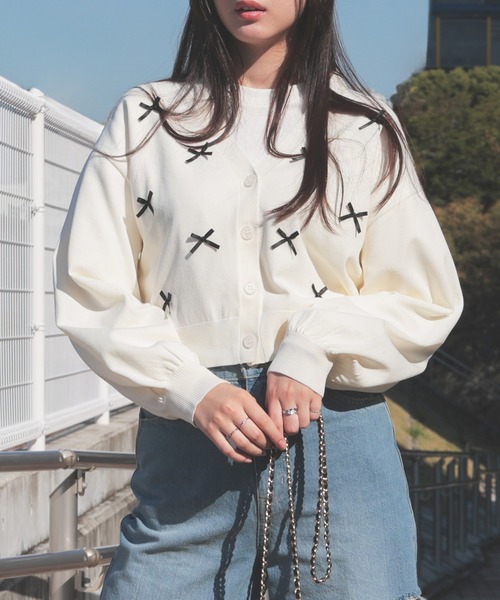 Honeys（ハニーズ）の「リボン付Ｖカーディガン（カーディガン/ボレロ・レディース・ブラック/アイボリー/ピンク/ライトグレー・L/M/S/LL）」の2枚目の写真