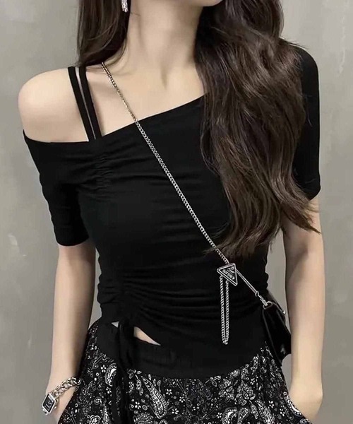 NANEA(ナネア)の「オフショルダーシャーリングデザインカットソー(Tシャツ/カットソー・レディース・グリーン/ブラック/ホワイト・SMALL/MEDIUM/LARGE)」の1枚目の写真