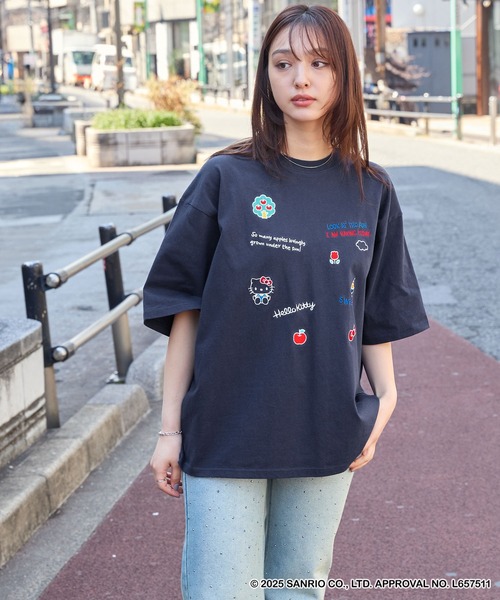 sanrio(サンリオ)の「【HELLO KITTY】別注 ハローキティデザイン刺繍/プリント オーバーサイズ半袖Tシャツ(Tシャツ/カットソー・レディース・オフホワイト/ワイン系/ネイビー/スミクロ/ブラック系/ホワイト系/ブラック系2・M/L)」の18枚目の写真