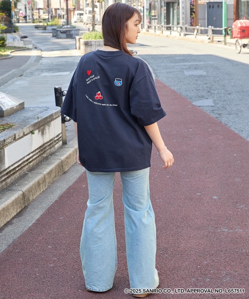 sanrio(サンリオ)の「【HELLO KITTY】別注 ハローキティデザイン刺繍/プリント オーバーサイズ半袖Tシャツ(Tシャツ/カットソー・レディース・オフホワイト/ワイン系/ネイビー/スミクロ/ブラック系/ホワイト系/ブラック系2・M/L)」の22枚目の写真