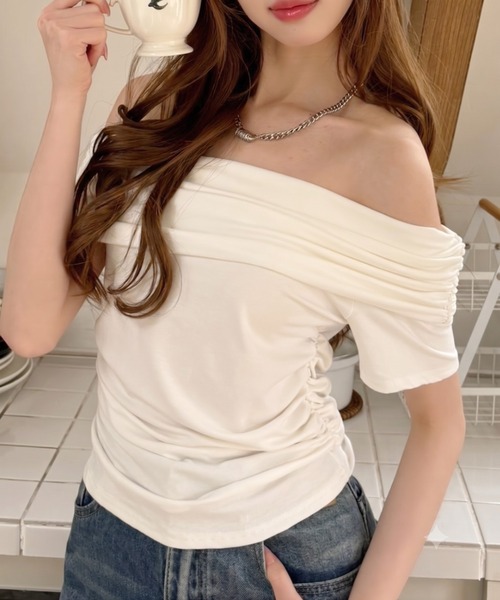 Ada.(エイダ)の「サイドギャザー ドレープデザイン オフショル トップス(Tシャツ/カットソー・レディース・ホワイト/ブラウン/ブラック/グレー・FREE)」の2枚目の写真