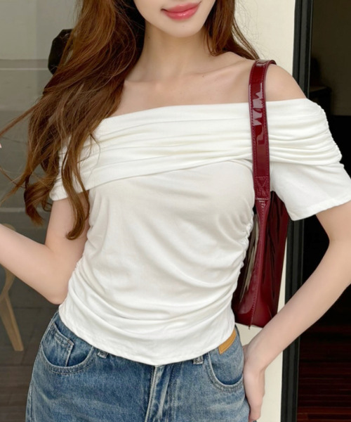 Ada.(エイダ)の「サイドギャザー ドレープデザイン オフショル トップス(Tシャツ/カットソー・レディース・ホワイト/ブラウン/ブラック/グレー・FREE)」の6枚目の写真
