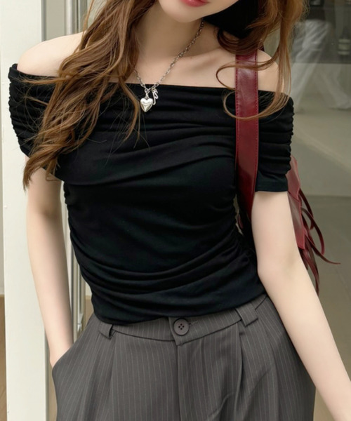 Ada.(エイダ)の「サイドギャザー ドレープデザイン オフショル トップス(Tシャツ/カットソー・レディース・ホワイト/ブラウン/ブラック/グレー・FREE)」の10枚目の写真