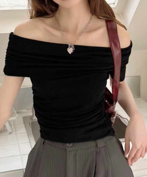 Ada.(エイダ)の「サイドギャザー ドレープデザイン オフショル トップス(Tシャツ/カットソー・レディース・ホワイト/ブラウン/ブラック/グレー・FREE)」の11枚目の写真