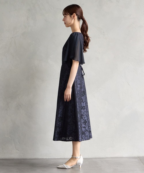 AIMER(エメ)の「ラメシフォンスリーブ×シャンタンオパールフィット&フレアパーティードレス 結婚式 お呼ばれ ドレス 20代 30代 40代(ドレス・レディース・ネイビー/ベージュ・LARGE/MEDIUM)」の5枚目の写真