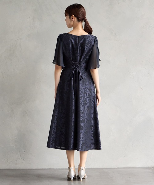 AIMER(エメ)の「ラメシフォンスリーブ×シャンタンオパールフィット&フレアパーティードレス 結婚式 お呼ばれ ドレス 20代 30代 40代(ドレス・レディース・ネイビー/ベージュ・LARGE/MEDIUM)」の6枚目の写真