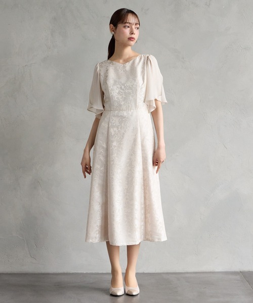 AIMER(エメ)の「ラメシフォンスリーブ×シャンタンオパールフィット&フレアパーティードレス 結婚式 お呼ばれ ドレス 20代 30代 40代(ドレス・レディース・ネイビー/ベージュ・LARGE/MEDIUM)」の17枚目の写真