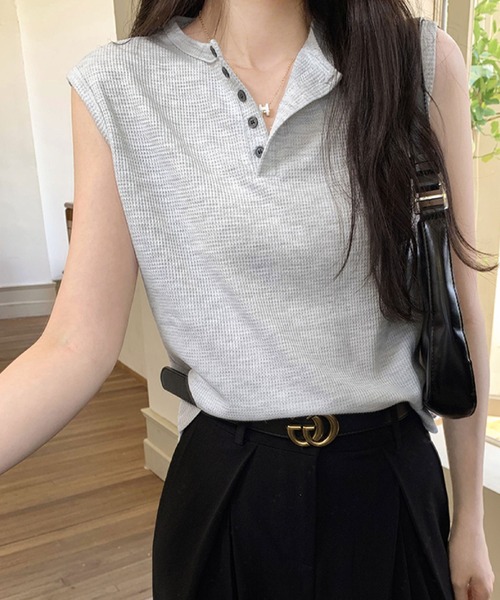2ly2(トゥーリートゥー)の「夏のデイリーコーデに◎ ワッフル素材のボタンデザインノースリーブカットソー(Tシャツ/カットソー・レディース・グレー・FREE)」の3枚目の写真