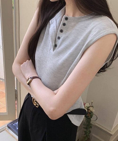 2ly2(トゥーリートゥー)の「夏のデイリーコーデに◎ ワッフル素材のボタンデザインノースリーブカットソー(Tシャツ/カットソー・レディース・グレー・FREE)」の4枚目の写真