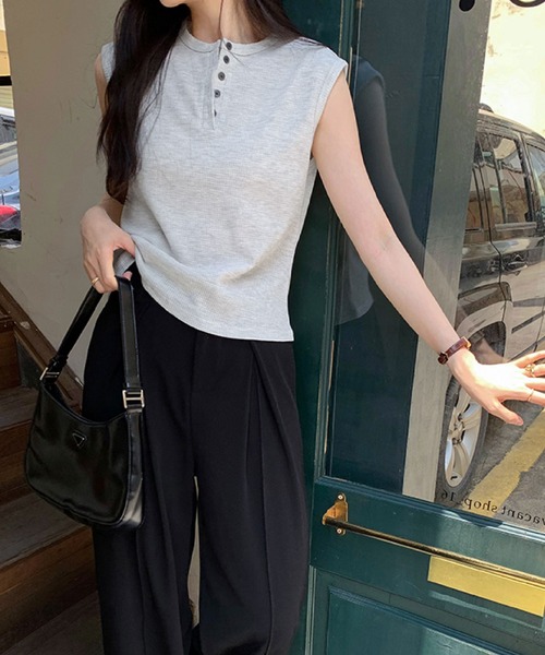 2ly2(トゥーリートゥー)の「夏のデイリーコーデに◎ ワッフル素材のボタンデザインノースリーブカットソー(Tシャツ/カットソー・レディース・グレー・FREE)」の6枚目の写真