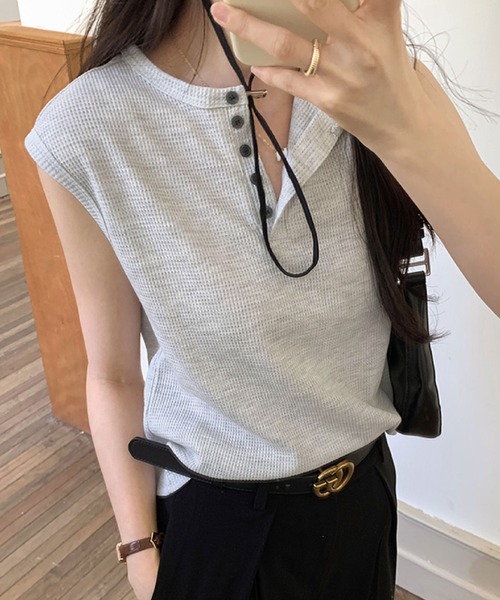 2ly2(トゥーリートゥー)の「夏のデイリーコーデに◎ ワッフル素材のボタンデザインノースリーブカットソー(Tシャツ/カットソー・レディース・グレー・FREE)」の12枚目の写真