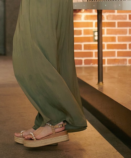 Jines(ジネス)の「ナイルサテンプリーツ見えワイドパンツ(その他パンツ・レディース・ベージュ/ネイビー/カーキ・38)」の7枚目の写真