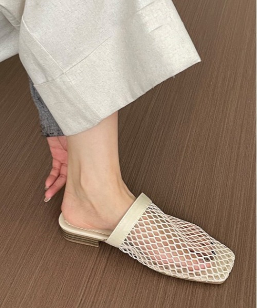AMELY(エミリー)の「メッシュ スクエアトゥ ミュールサンダル(サンダル・レディース・ベージュ/アイボリー/ブラック・35/36/37/38/39/40)」の1枚目の写真