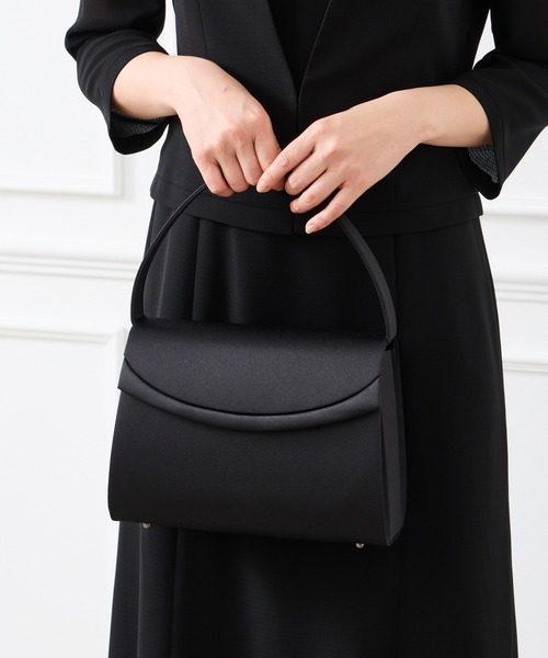 AIMER（エメ）の「【喪服・礼服用】ラウンドフラップブラックフォーマルバッグ（ハンドバッグ・レディース・ブラック・FREE）」の2枚目の写真