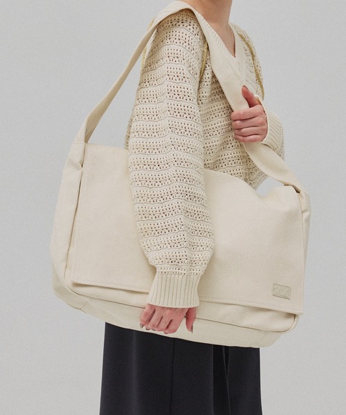 yorozu(ヨロズ)の「YOROZU フラップショルダーBAG(ショルダーバッグ・レディース・アイボリー/ブラック・FREE)」の1枚目の写真