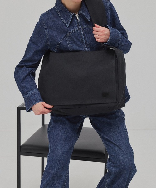 yorozu(ヨロズ)の「YOROZU フラップショルダーBAG(ショルダーバッグ・レディース・アイボリー/ブラック・FREE)」の2枚目の写真