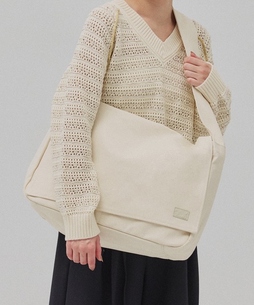 yorozu(ヨロズ)の「YOROZU フラップショルダーBAG(ショルダーバッグ・レディース・アイボリー/ブラック・FREE)」の14枚目の写真