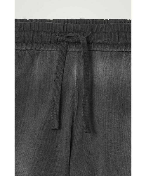 COS（コス）の「ドローストリングジャージーショートパンツ（その他パンツ・メンズ・ブラック/ダークベージュ・XS/XL/L/M/S）」の10枚目の写真