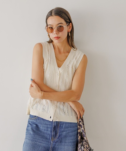 BAYFLOW(ベイフロー)の「カットフリンジニットベスト(ベスト・レディース・ブルー/アイボリー/ブラック・FREE)」の11枚目の写真