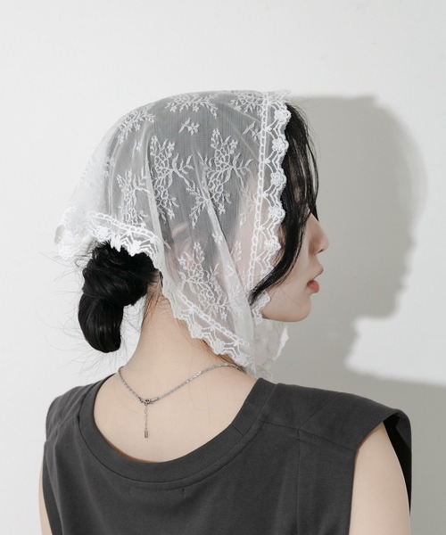 SMELLY(スメリー)の「スカラップレースバブーシュカ(バンダナ/スカーフ・レディース・ブラック/アイボリー・-)」の4枚目の写真