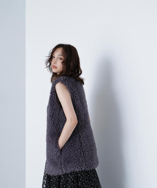 NATURAL BEAUTY BASIC(ナチュラルビューティーベーシック)の「◇【BLANC】カーリーフェイクファージレ(その他アウター・レディース・オフホワイト/チャコールグレー・FREE)」の9枚目の写真