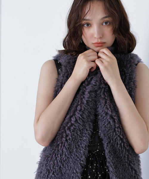 NATURAL BEAUTY BASIC(ナチュラルビューティーベーシック)の「◇【BLANC】カーリーフェイクファージレ(その他アウター・レディース・オフホワイト/チャコールグレー・FREE)」の2枚目の写真