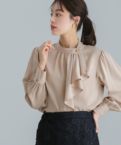 WHITE JOOLA（ホワイトジョーラ）の「【 洗える 】  ソフトツイル・アシンメトリーフリルブラウス（シャツ/ブラウス・レディース・ベージュ/サックスブルー/オフホワイト・S/M/L）」の3枚目の写真