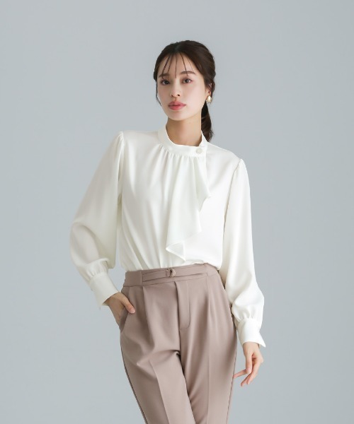 WHITE JOOLA（ホワイトジョーラ）の「【 洗える 】  ソフトツイル・アシンメトリーフリルブラウス（シャツ/ブラウス・レディース・ベージュ/サックスブルー/オフホワイト・S/M/L）」の6枚目の写真