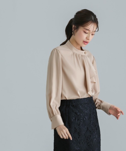 WHITE JOOLA（ホワイトジョーラ）の「【 洗える 】  ソフトツイル・アシンメトリーフリルブラウス（シャツ/ブラウス・レディース・ベージュ/サックスブルー/オフホワイト・S/M/L）」の10枚目の写真