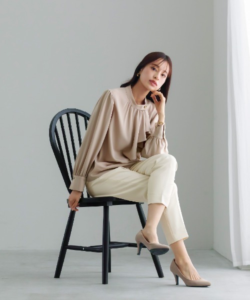 WHITE JOOLA（ホワイトジョーラ）の「【 洗える 】  ソフトツイル・アシンメトリーフリルブラウス（シャツ/ブラウス・レディース・ベージュ/サックスブルー/オフホワイト・S/M/L）」の12枚目の写真