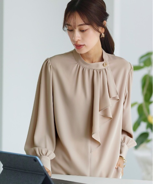 WHITE JOOLA（ホワイトジョーラ）の「【 洗える 】  ソフトツイル・アシンメトリーフリルブラウス（シャツ/ブラウス・レディース・ベージュ/サックスブルー/オフホワイト・S/M/L）」の13枚目の写真