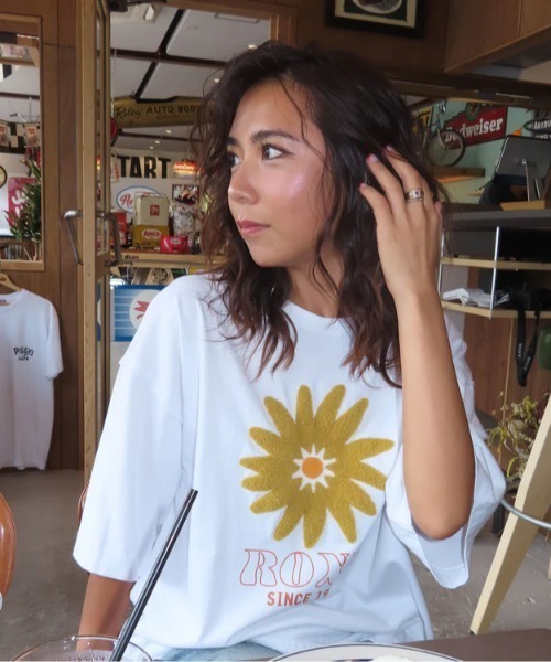 ROXY(ロキシー)の「BELLIS S/S TEE /ロキシーフラワー刺繍ドロップショルダークルーネック半袖Tシャツ(Tシャツ/カットソー・レディース・ブラック/ピンク/ホワイト/ベージュ・LARGE/MEDIUM/SMALL)」の1枚目の写真