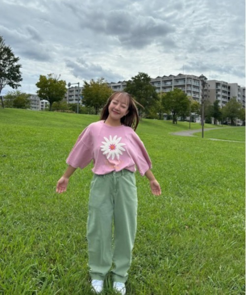 ROXY(ロキシー)の「BELLIS S/S TEE /ロキシーフラワー刺繍ドロップショルダークルーネック半袖Tシャツ(Tシャツ/カットソー・レディース・ブラック/ピンク/ホワイト/ベージュ・LARGE/MEDIUM/SMALL)」の4枚目の写真