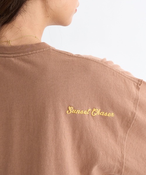 ROXY(ロキシー)の「BELLIS S/S TEE /ロキシーフラワー刺繍ドロップショルダークルーネック半袖Tシャツ(Tシャツ/カットソー・レディース・ブラック/ピンク/ホワイト/ベージュ・LARGE/MEDIUM/SMALL)」の5枚目の写真