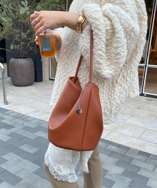 DouDou（ドゥドゥ）の「【インフルエンサー SAKURA企画】バケツ型ショルダーバッグ（ショルダーバッグ・レディース・ブラック/ブルー/ブラウン・FREE）」の3枚目の写真