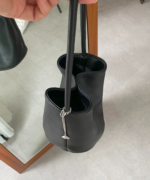 DouDou（ドゥドゥ）の「【インフルエンサー SAKURA企画】バケツ型ショルダーバッグ（ショルダーバッグ・レディース・ブラック/ブルー/ブラウン・FREE）」の6枚目の写真