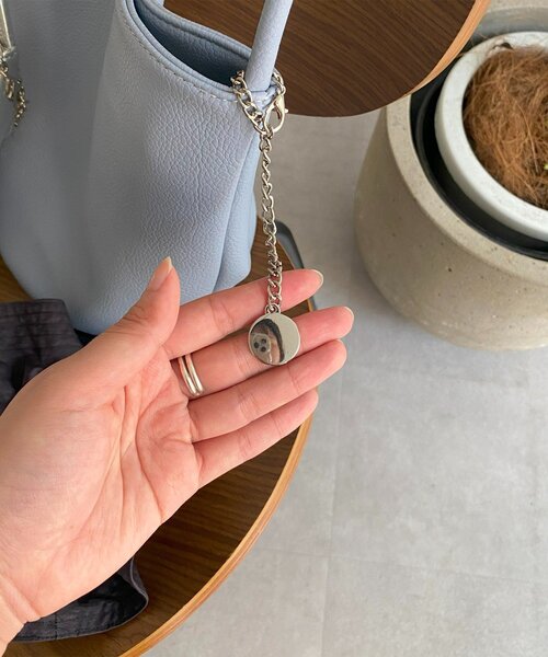 DouDou（ドゥドゥ）の「【インフルエンサー SAKURA企画】バケツ型ショルダーバッグ（ショルダーバッグ・レディース・ブラック/ブルー/ブラウン・FREE）」の4枚目の写真