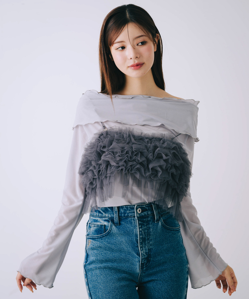 SELFIST(セルフィスト)の「【2点セット】フリルオフショルカットソー×フリルビスチェ(Tシャツ/カットソー・レディース・グレー/ブラック/アイボリー・フリー)」の1枚目の写真