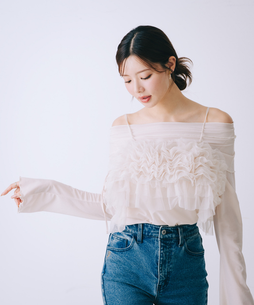 SELFIST(セルフィスト)の「【2点セット】フリルオフショルカットソー×フリルビスチェ(Tシャツ/カットソー・レディース・グレー/ブラック/アイボリー・フリー)」の2枚目の写真