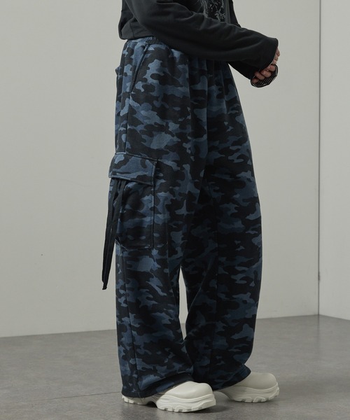 Alfred Alex（アルフレッドアレックス）の「【Alfred Alex】ヴィンテージ加工 ピグメント/バイオウォッシュ裾ドローコード 2WAYワイドカーゴスウェットパンツ【セットアップ対応】（カーゴパンツ・メンズ・チャコール/ブラック/グレー系・S/M/L）」の3枚目の写真