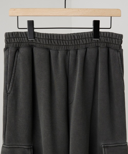 Alfred Alex（アルフレッドアレックス）の「【Alfred Alex】ヴィンテージ加工 ピグメント/バイオウォッシュ裾ドローコード 2WAYワイドカーゴスウェットパンツ【セットアップ対応】（カーゴパンツ・メンズ・チャコール/ブラック/グレー系・S/M/L）」の13枚目の写真