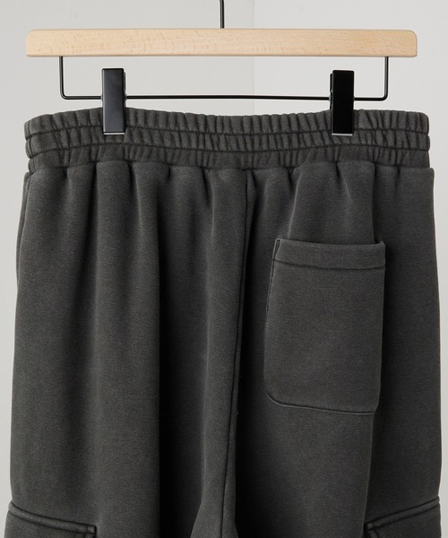 Alfred Alex（アルフレッドアレックス）の「【Alfred Alex】ヴィンテージ加工 ピグメント/バイオウォッシュ裾ドローコード 2WAYワイドカーゴスウェットパンツ【セットアップ対応】（カーゴパンツ・メンズ・チャコール/ブラック/グレー系・S/M/L）」の14枚目の写真
