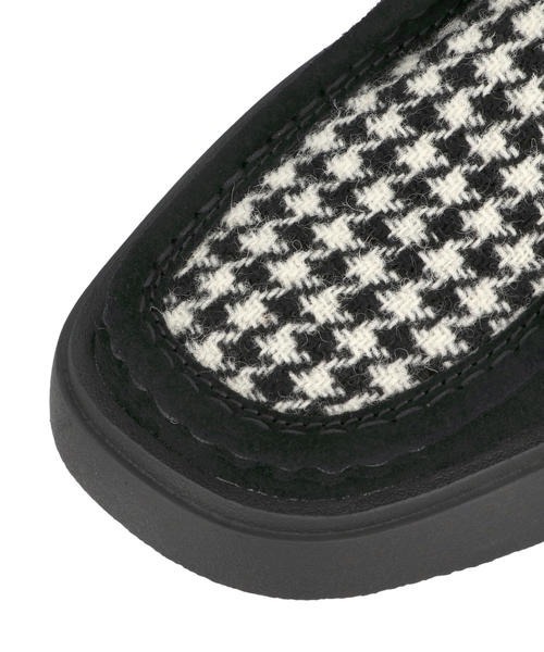 Clarks（クラークス）の「Clarks クラークス TORVIEW W【Clarks 200周年記念モデル/HARRIS TWEED(ハリスツイード)】レディースシューズ(トービューW) 26184945 ブラックツイードコンビ（モカシン/デッキシューズ・レディース・ブラック系その他・23.0cm/23.5cm/24.0cm/24.5cm/22.5cm）」の2枚目の写真